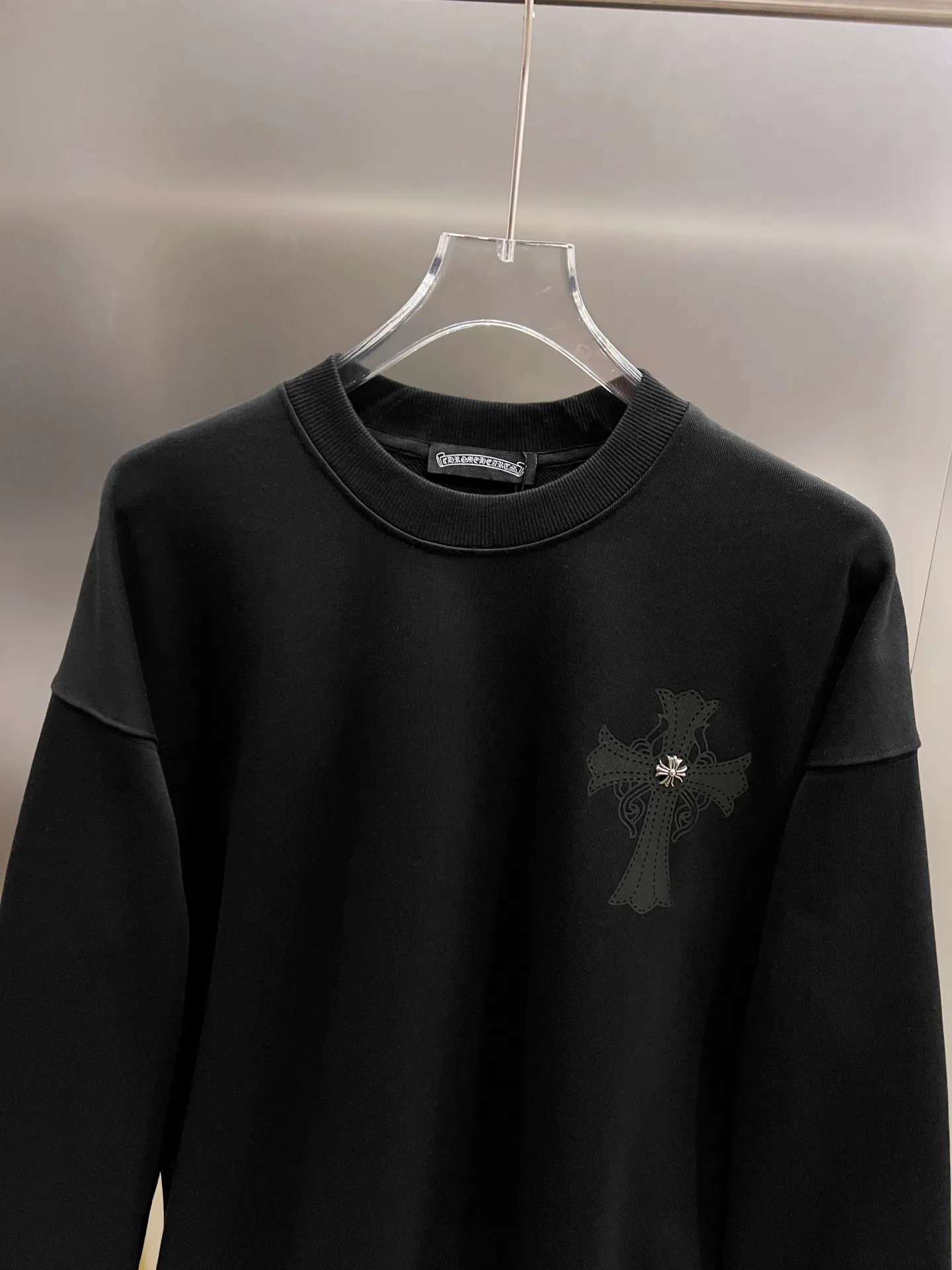 🅿️280 CH Crowe 2025 Autumn and Winter New Style Round Neck Long Sleeve Sweater Cross Patch Leather + Customized Hardware Metal Horseshoe Sanskrit Characters + Middle Eastern Australian Diamond Design Craftsmanship The real thing is great🔥Same style for men and women, loose version Size S M L XL XXL Five sizes Black White
